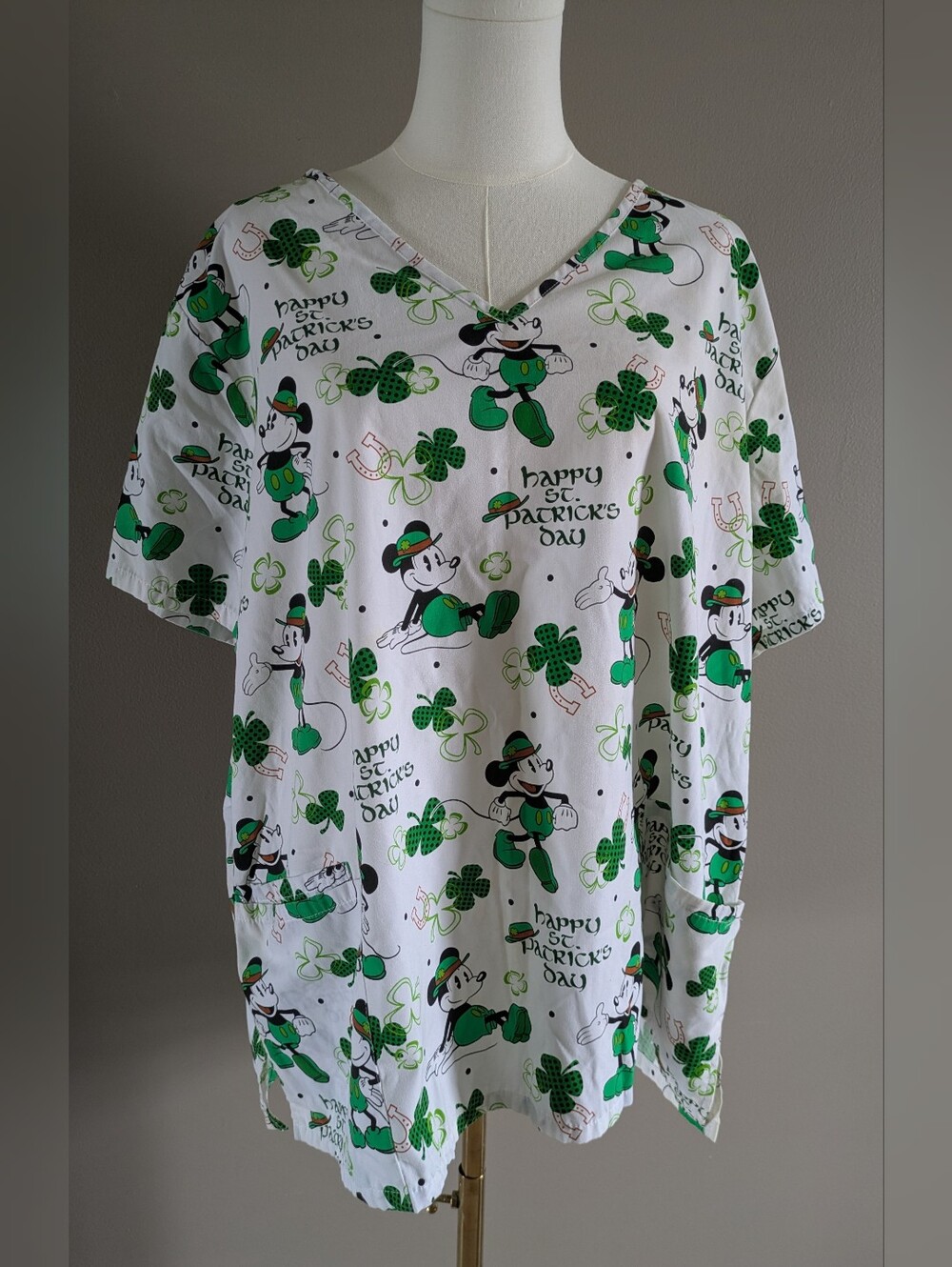 Disney Mickey Mouse Happy St Patricks Day Four Leaf Clover Green Scrub Top 2XL